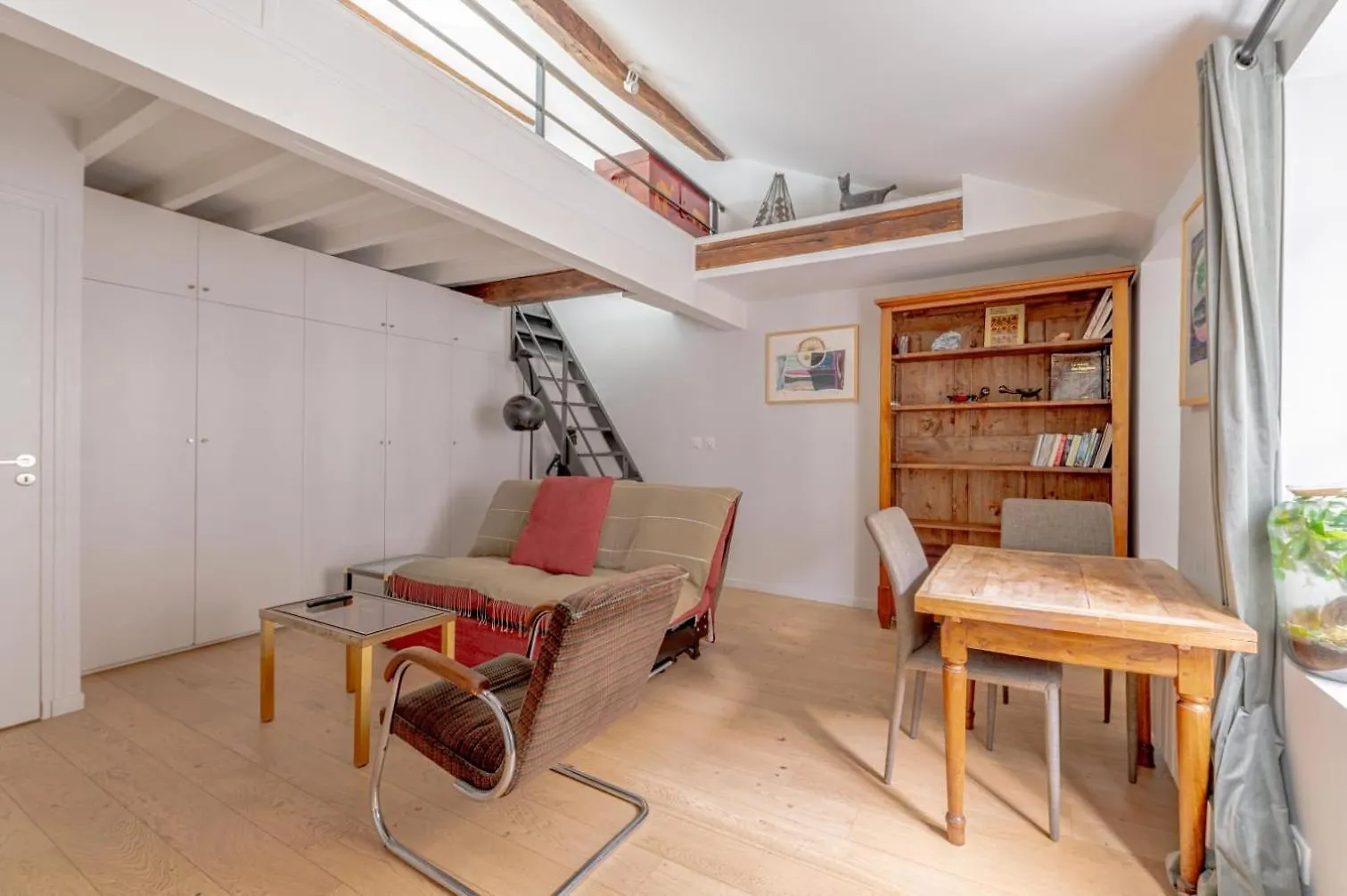 Skylight Loft By Suitehomeparis contacts